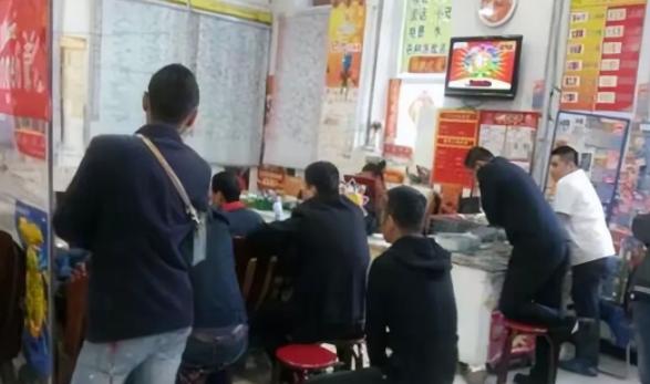 江苏，一男子微信转账20块，委托彩票站老板买了一组号码！等开奖后，男子发现自己竟