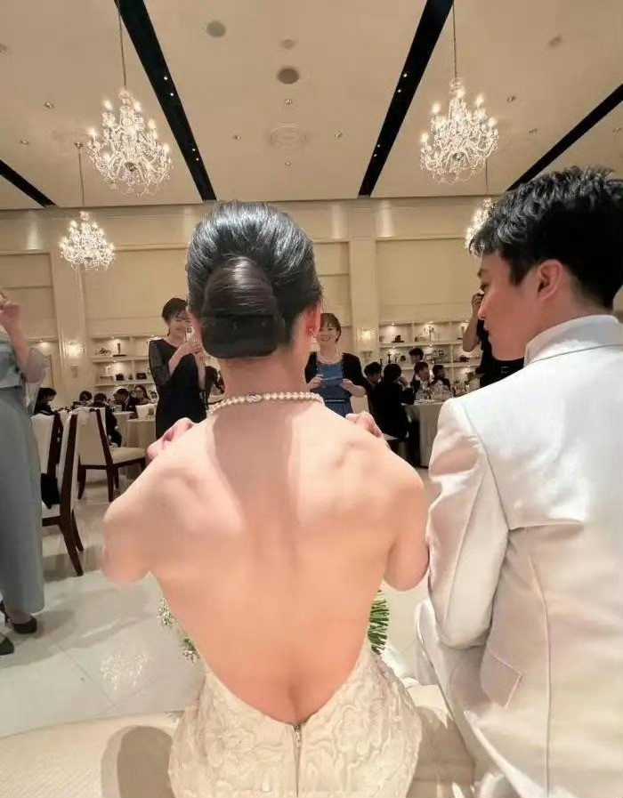 看后背新郎就不是新娘的对手​​​