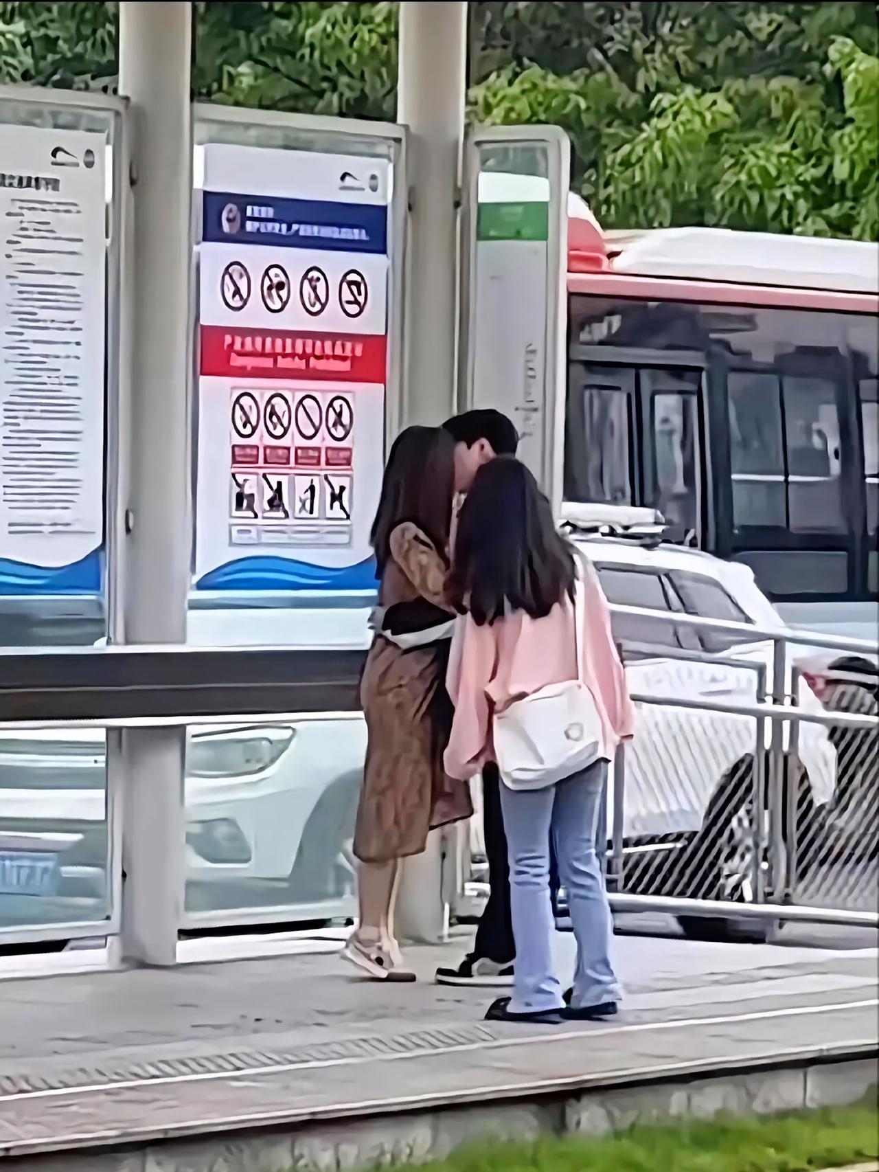 在公交站看到超有画面感的一幕，小情侣旁若无人地互动，主打一个“只要自己不尴尬，尴