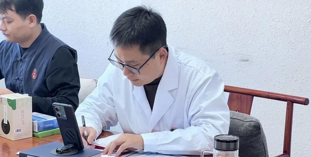 7岁娃冬天咳到睡不踏实，小手冰得像雪糕，家长抱去中医一看：脾阳虚加寒湿。
大夫没