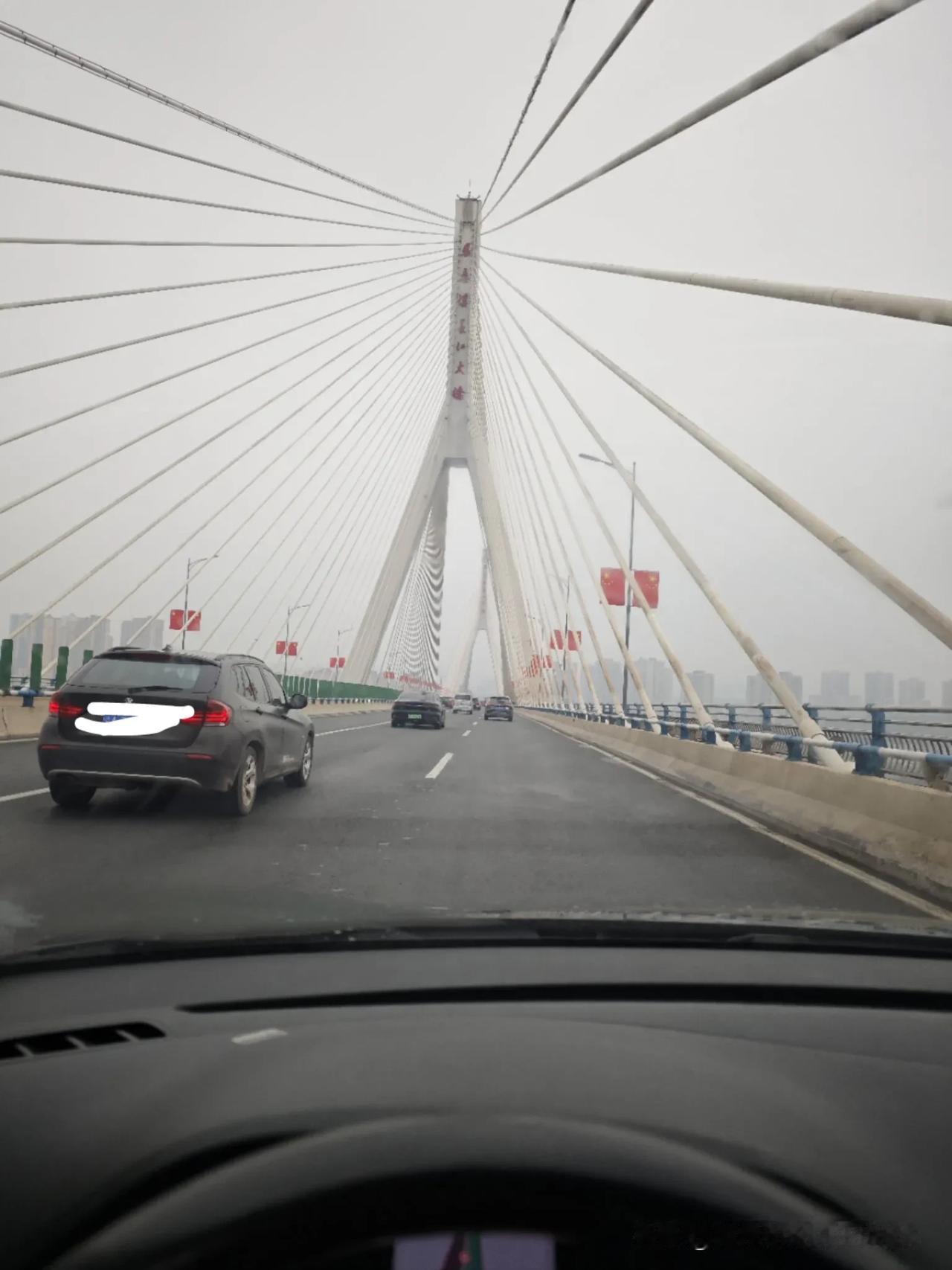准备趁国庆高速免通行费一脚油门开到北京的，重庆有个案子需要处理，后续再返回北京。