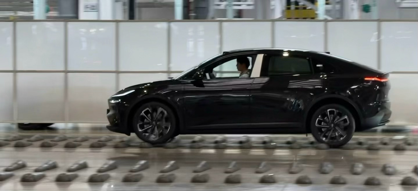 正在通过应力释放环节的乐道L60。