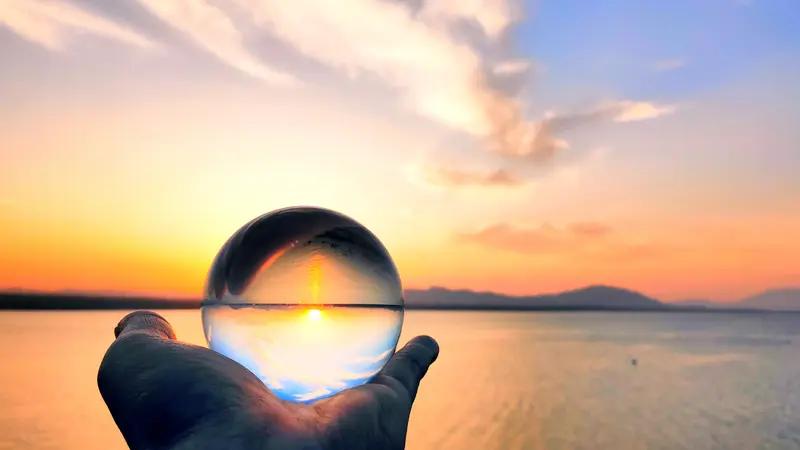 幸福和啥最有关系呢？我觉得和内心的掌控感脱不了干系。就像我朋友，辞去了不喜欢但高