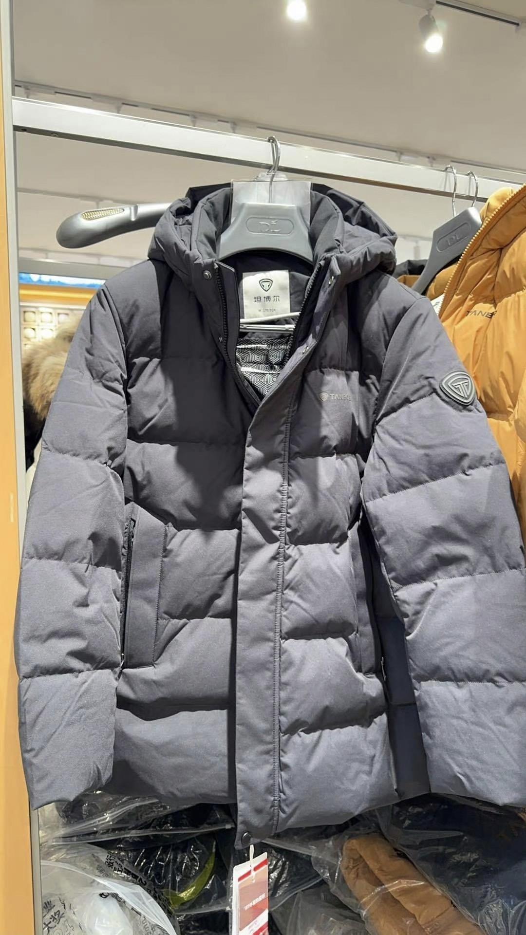 同样的羽绒服，为啥胖东来卖599，网上要799？真相打了多少“暴利商家”的脸！