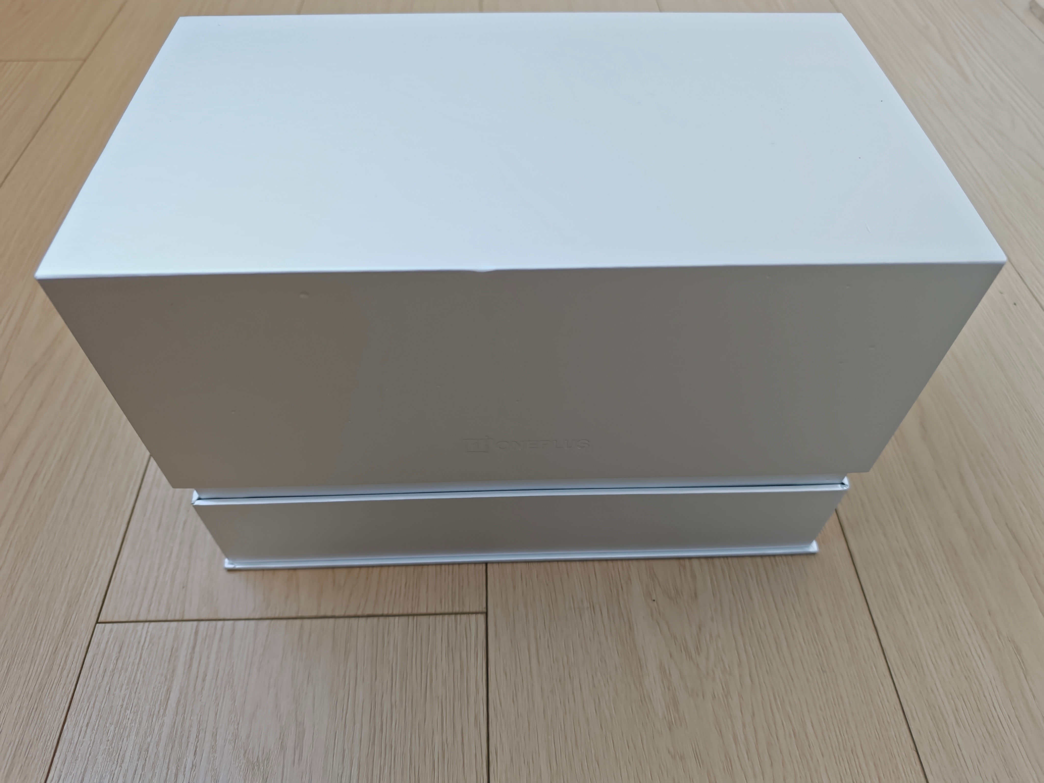 一加Ace6T 发布会定档12月3日邀请函是一个漂亮礼盒。一加的盒子每次都很漂亮