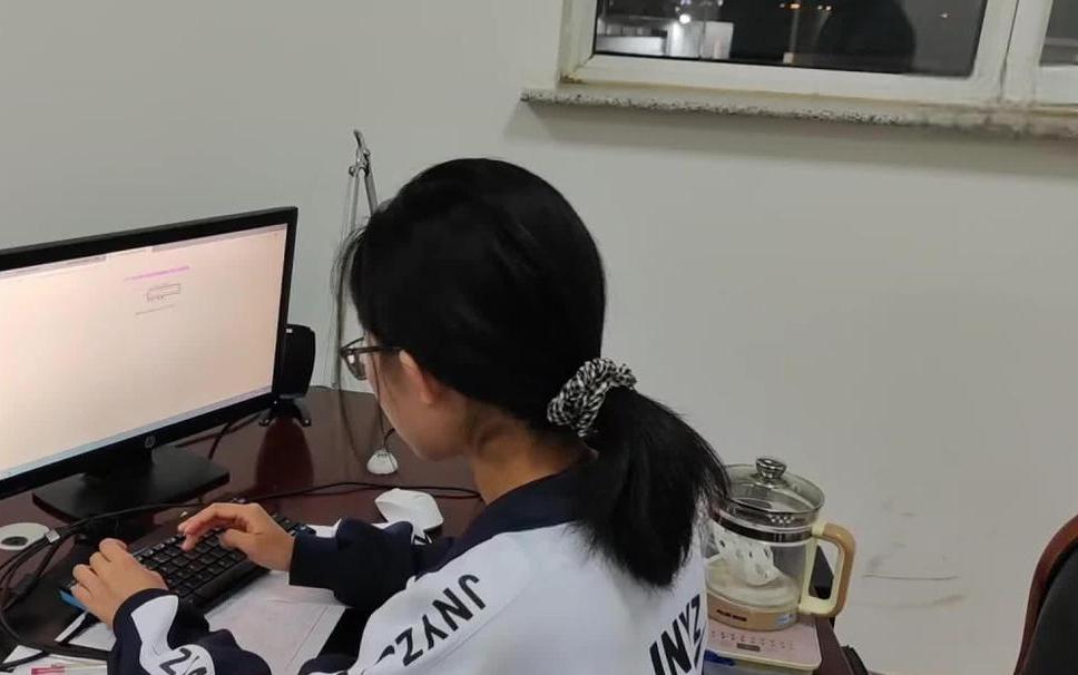 女孩查完高考分数，突然跪在了妈妈面前，含泪说岀的一句话，让妈妈也瞬间落泪了。
​