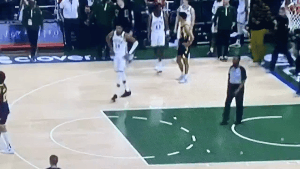 也不看看谁的主场，雄鹿队保安最终为字母哥夺回了比赛用球！