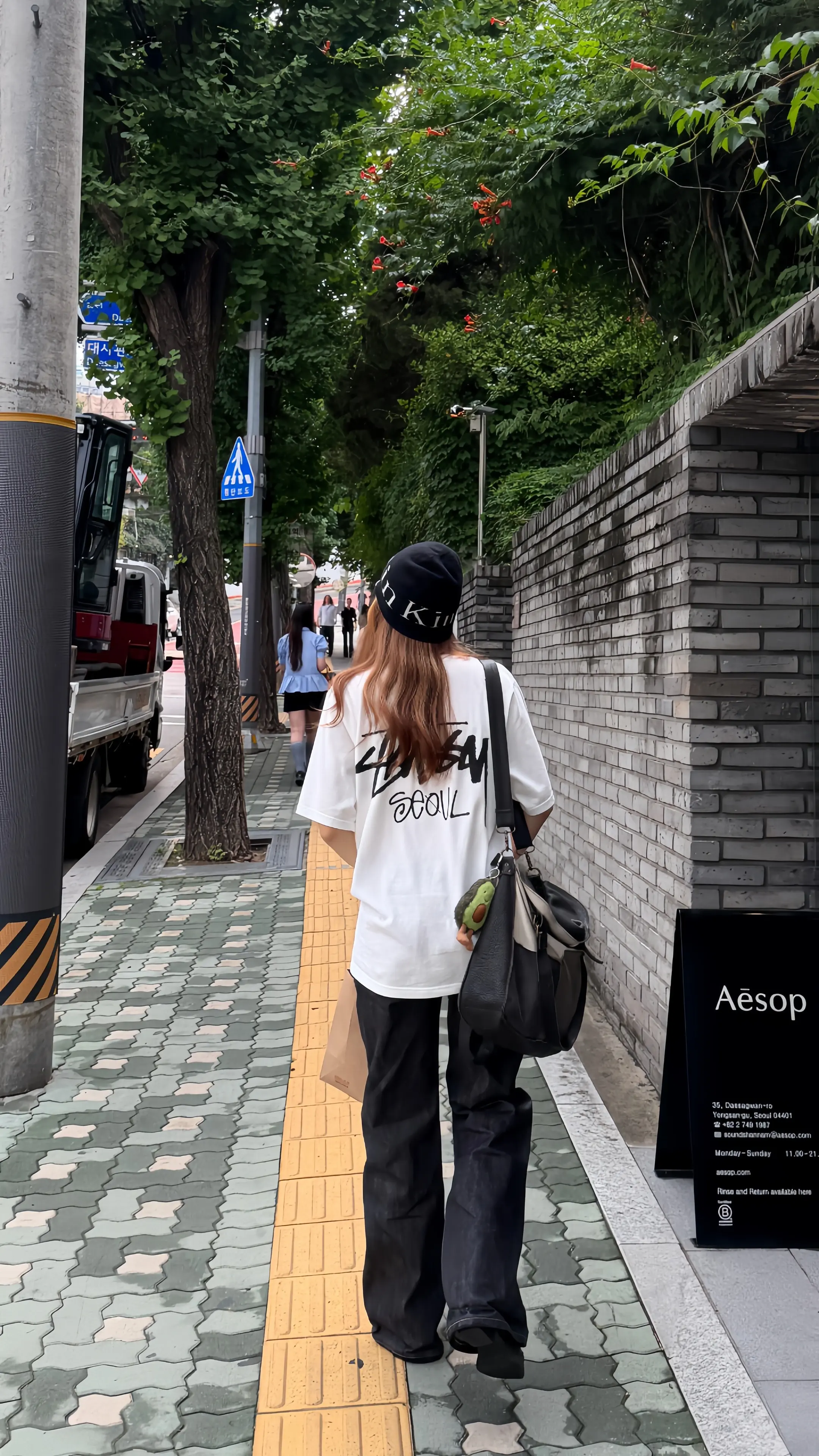 在小韩🇰🇷每天都暴走三万步！太好逛了！爬坡夜穿着高跟鞋！为了出片也...