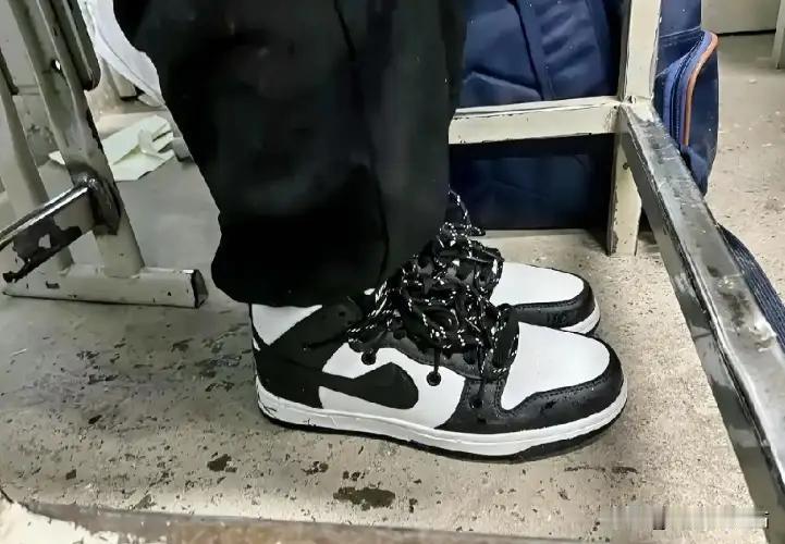 “泪目！”新疆伊犁，一位女老师正在讲台上课，却突然发现台下一名男生没穿袜子，整个