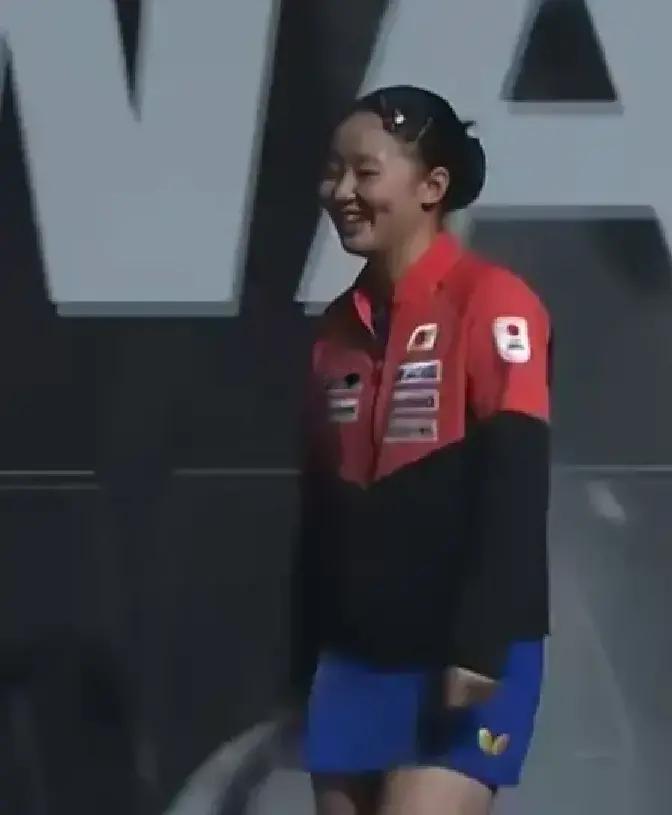 刚打开屏幕，差点以为切错台到了相亲节目现场。
 
这乒乓球混双入场搞得花里胡哨，