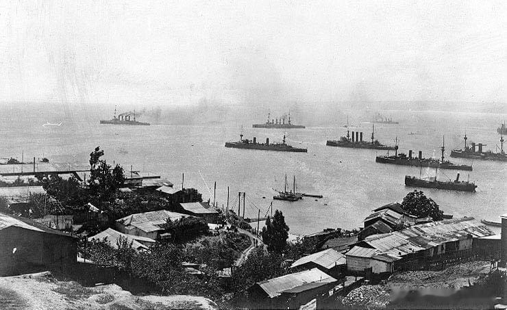 斯佩伯爵率领的东亚分舰队在智利瓦尔帕莱索港，摄于1914年11月2日。远处可见沙