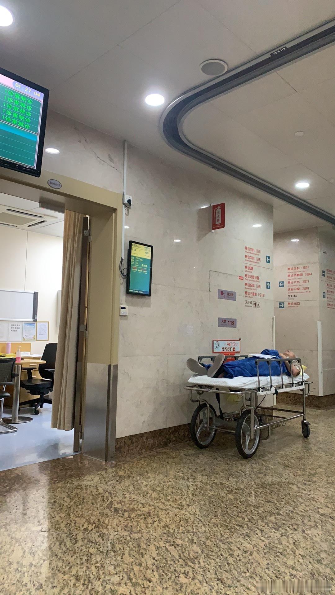妈妈和弟弟刚走 我晚饭没好好吃就赶去直播了我以后再也不敢了 必须好好吃饭直播好试