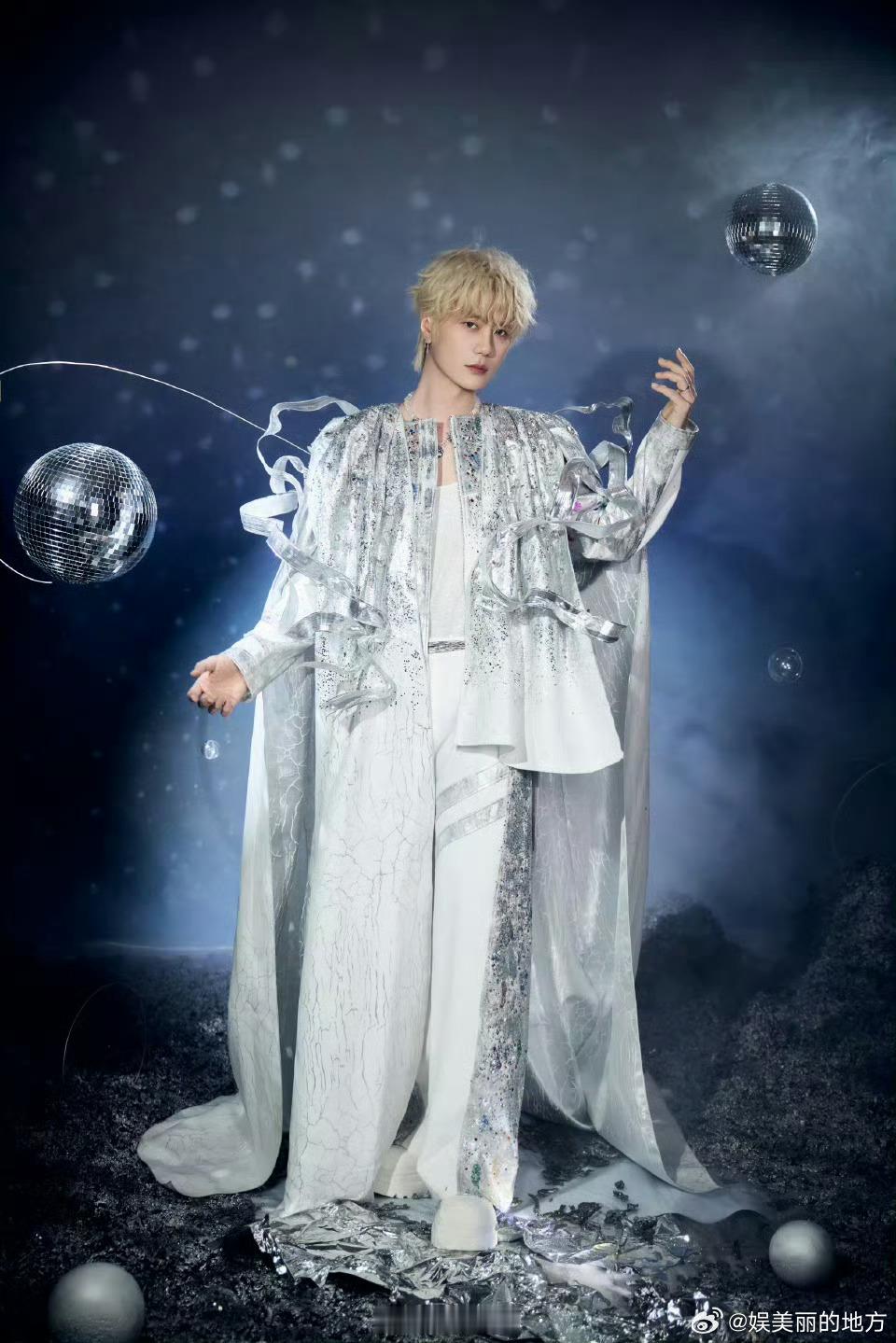 陆虎人到40染白毛 “白毛浮绿水”这梗陆虎是刻进DNA了！染完美美白毛就去演唱会