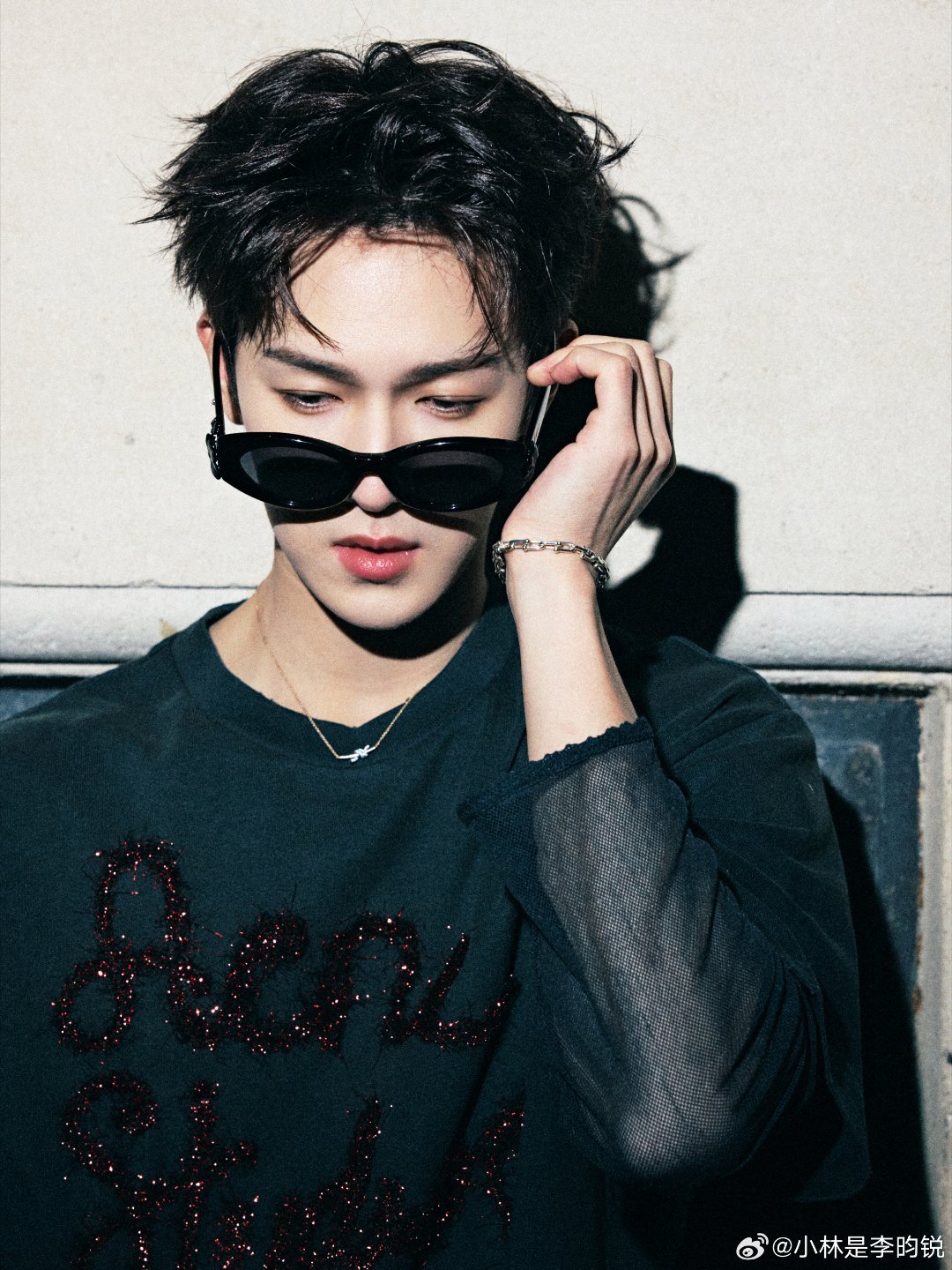 李昀锐颜值与实力双在线，体态与演技皆能打。低调努力、清醒自持，用作品说话，凭实力