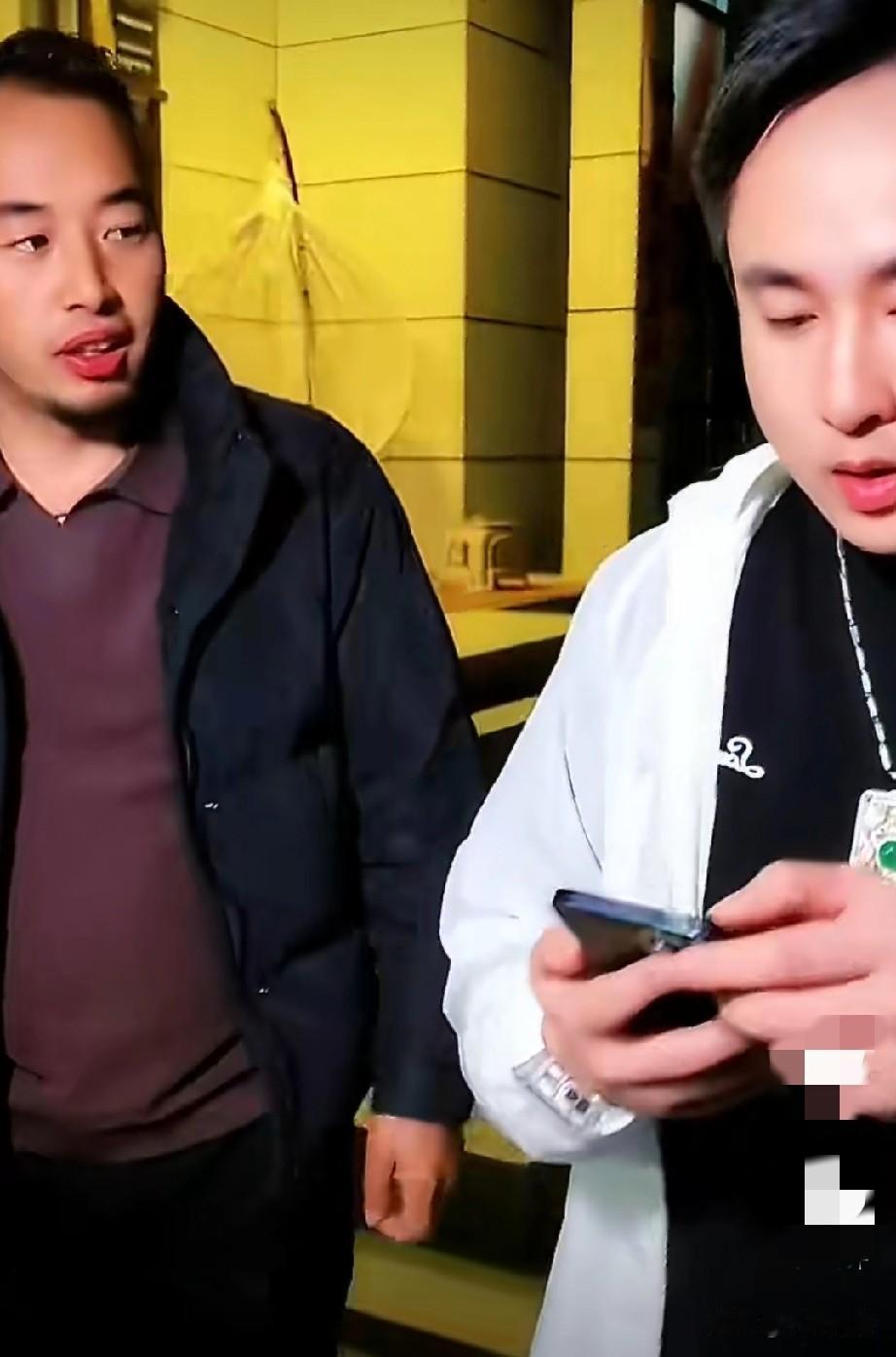 散打哥在与青海旦正的互动中未直接透露个人身价，但表示曾向广东省扶贫基金捐款100