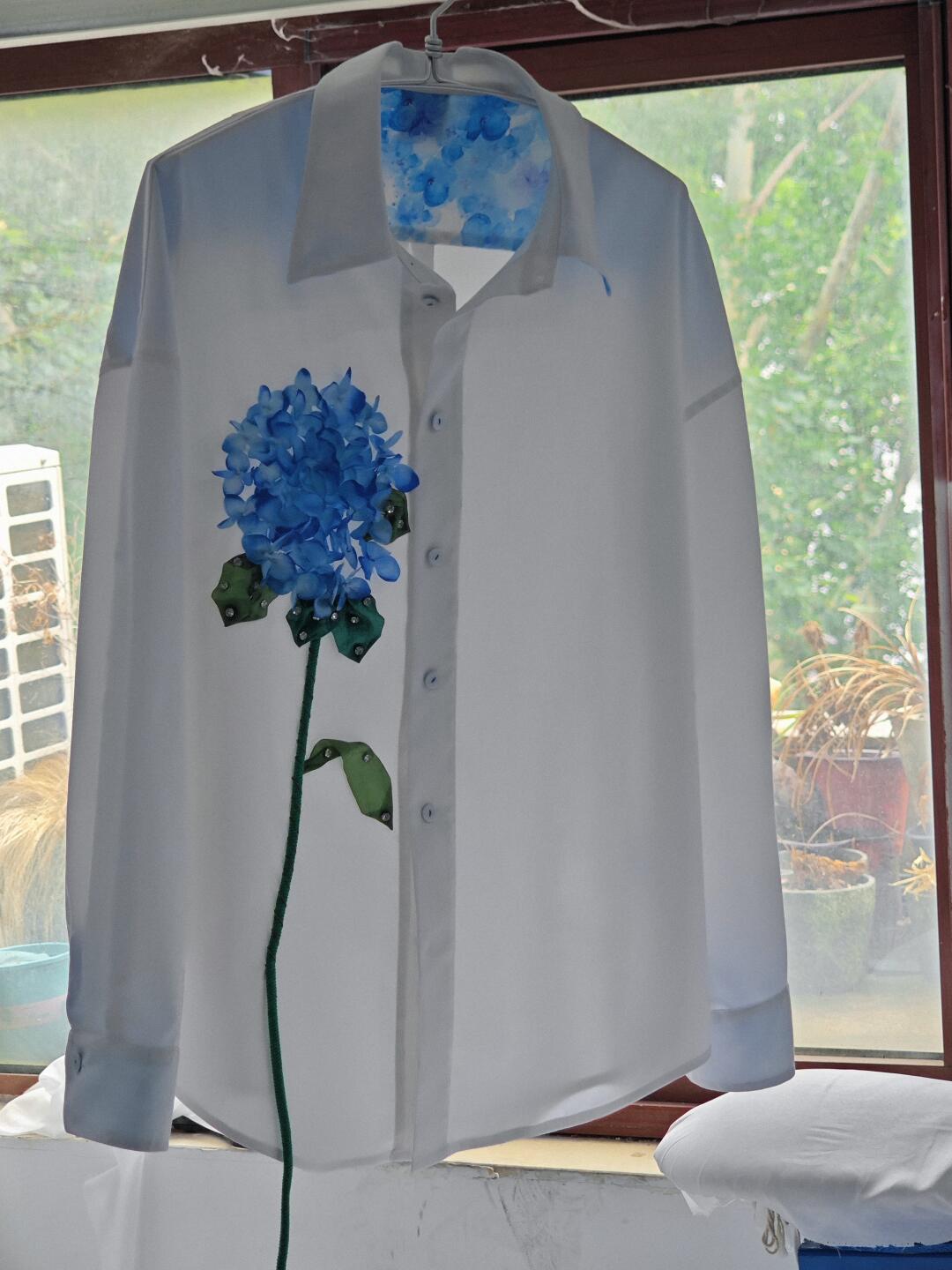一件藍繡球花白襯衫💙