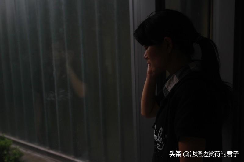 人到中年，怕接父母电话，原因还挺复杂。一方面是担心，每次手机响，看到是家里来电，