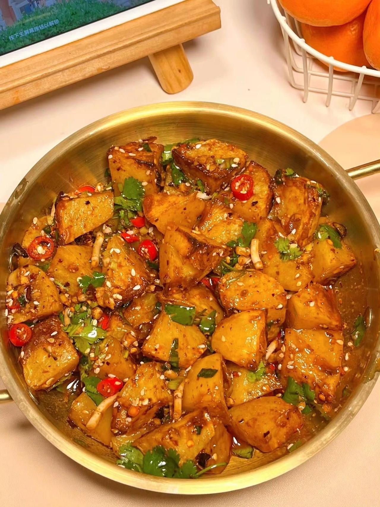 这糖醋锅巴土豆好吃到我想原地摆摊！！！
每次下班路过小吃摊都会被锅巴土豆香昏头，