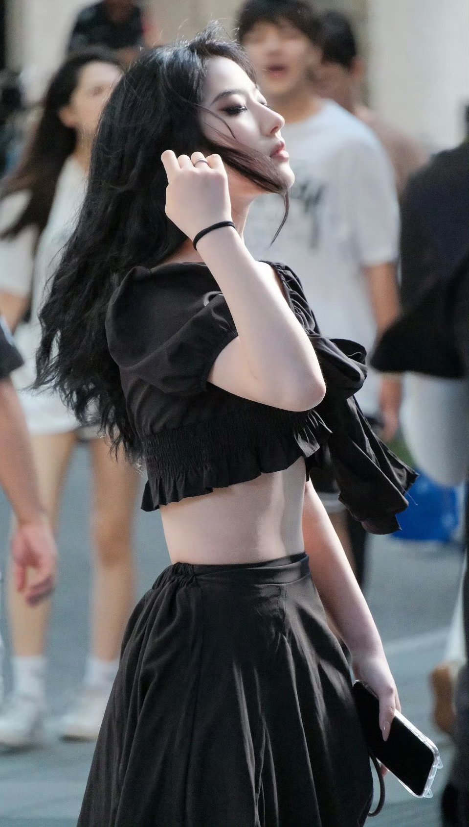 街头美女回头率很高，时尚又养眼。 ​​​