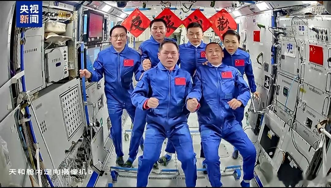 中国航天员第8次太空会师第六代航天员里有了香港面孔，两个乘组拍全家福时，就像地球