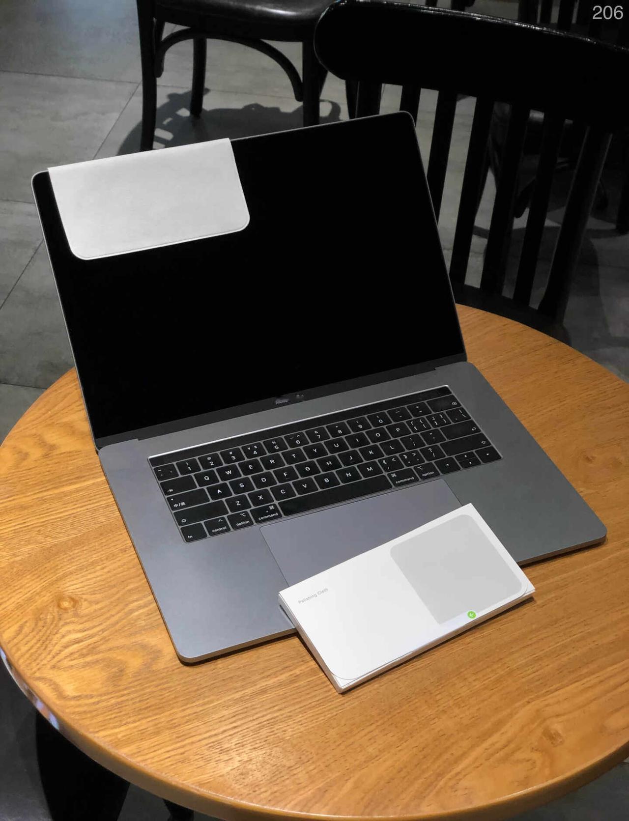 MacBook擦屏避坑清单[看R]
macbook屏幕脏了怎么擦？
先别急着拿手
