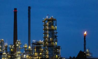 看似美国进攻伊朗是为了政治上的事情，其实脑子里都是生意场上的事情。
 
很多人光