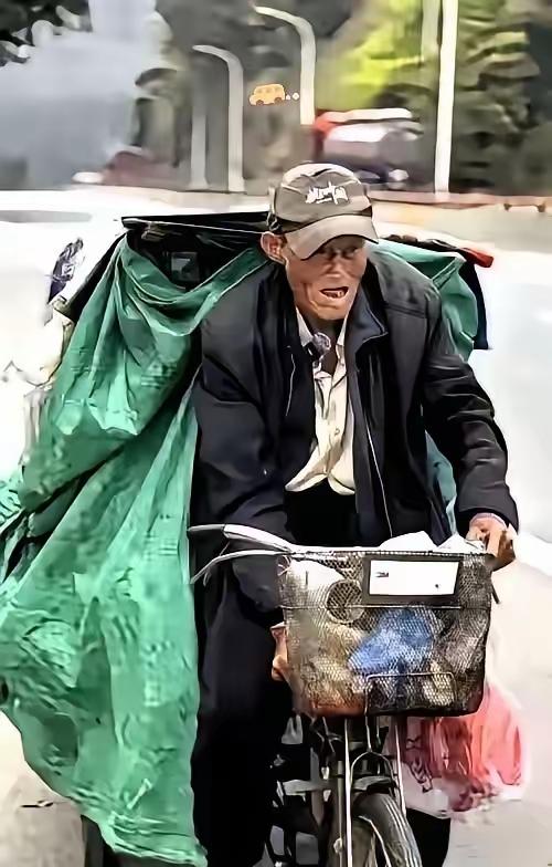 61岁那年，他的儿子没了，孙子没了，老伴也没了！于是他锁上门蹬着三轮车离家出走，