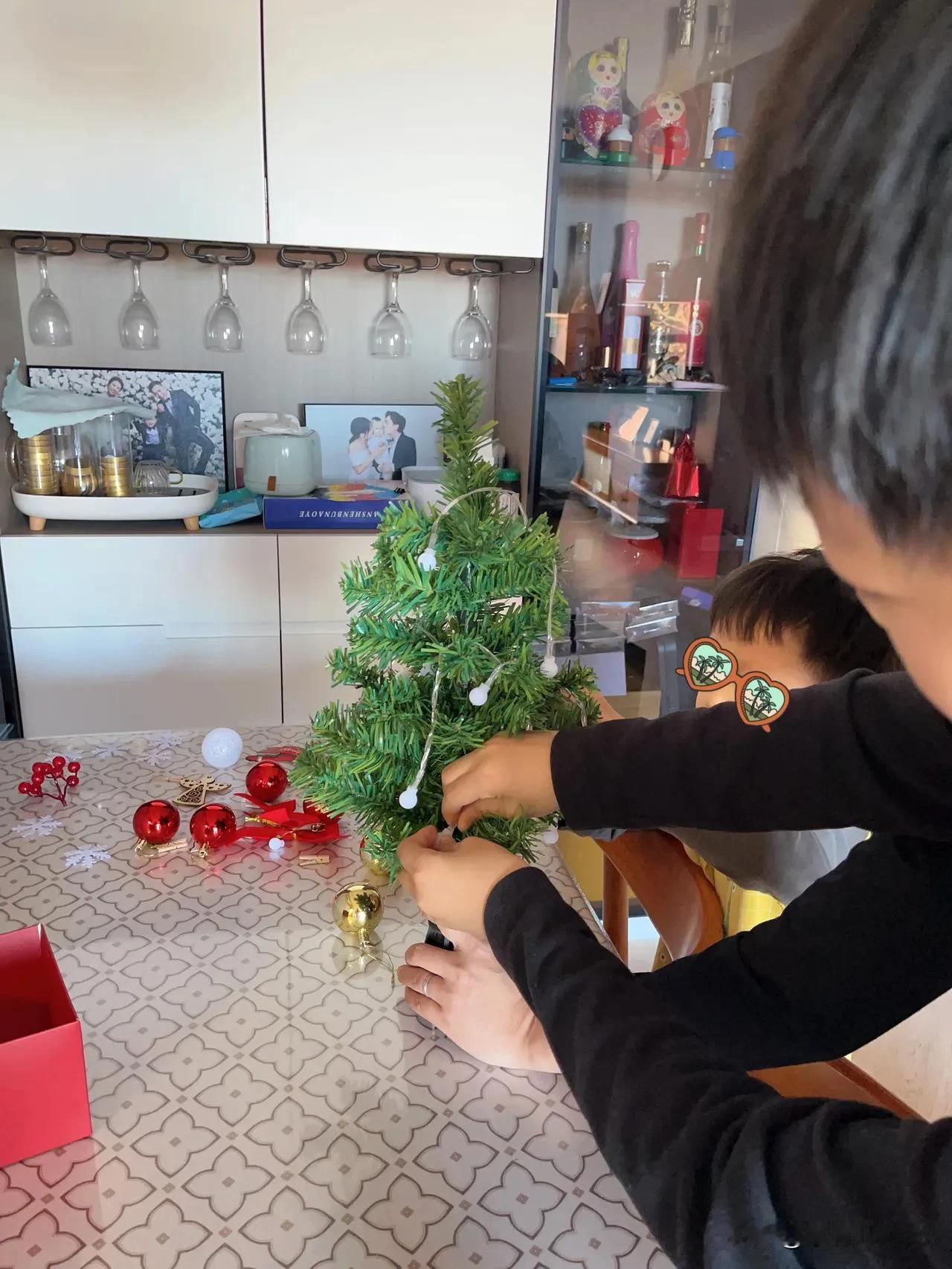 小象超市买的圣诞树，才30多块钱，真是物美价廉

上午两个娃动手拼装好，我觉得形