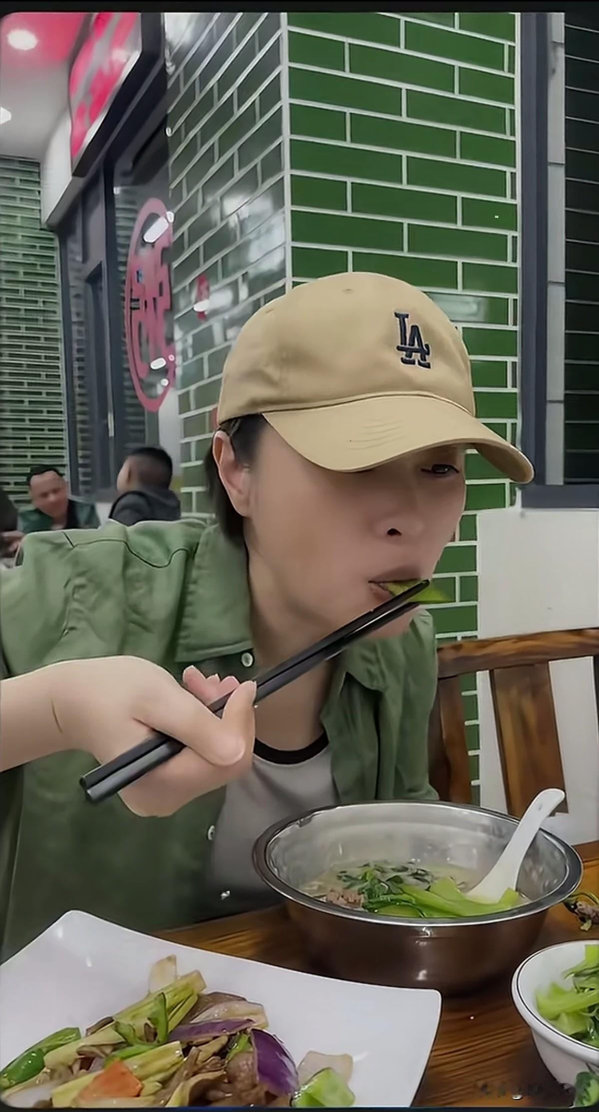 吴越美得自然大方又有独特的气质，也是娱乐圈的一股清流。
如果单从外形来说，她和蒋