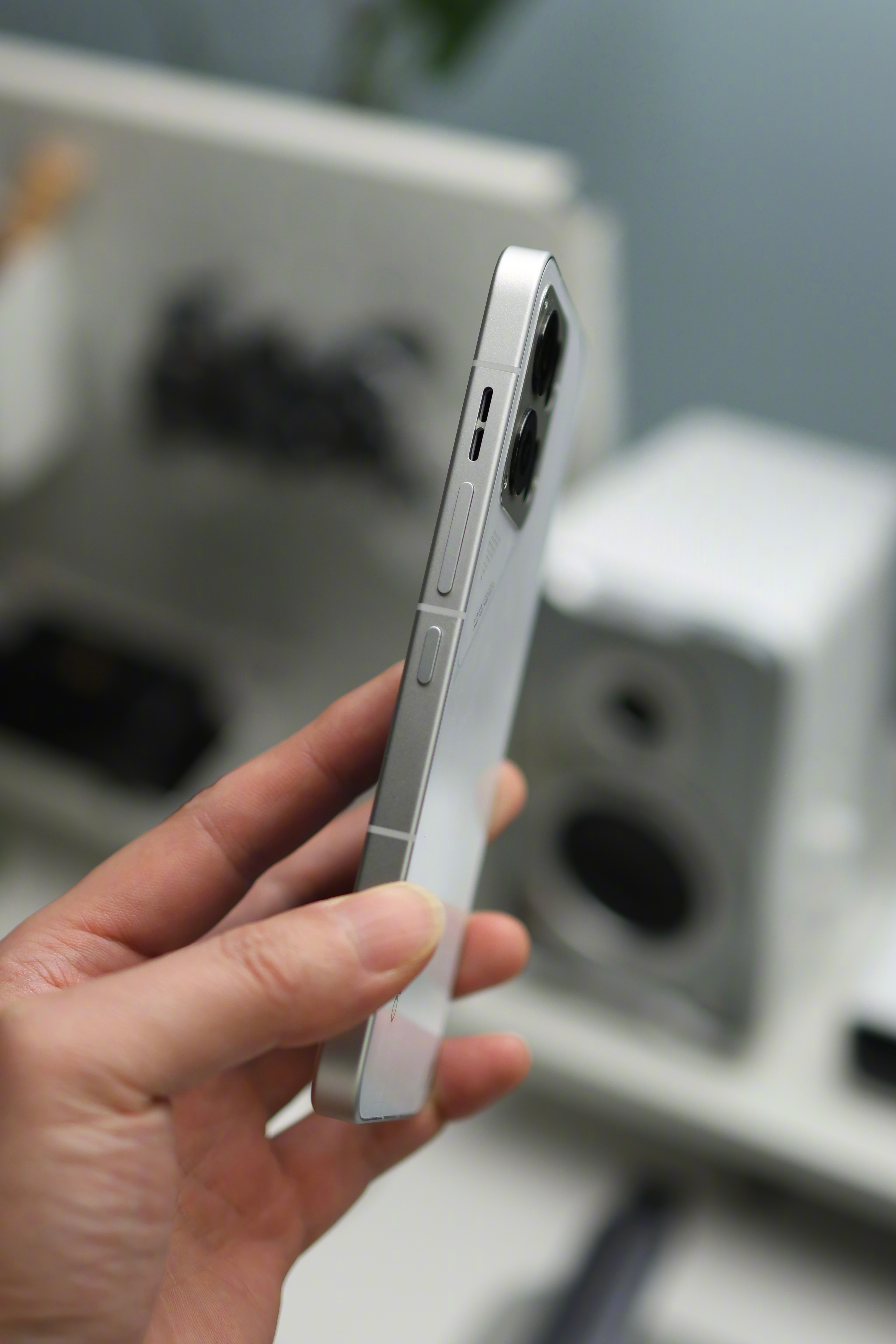 K15 Pro整机还是很轻薄的，考虑到大电池还有主动散热，能做到8.37mm，很