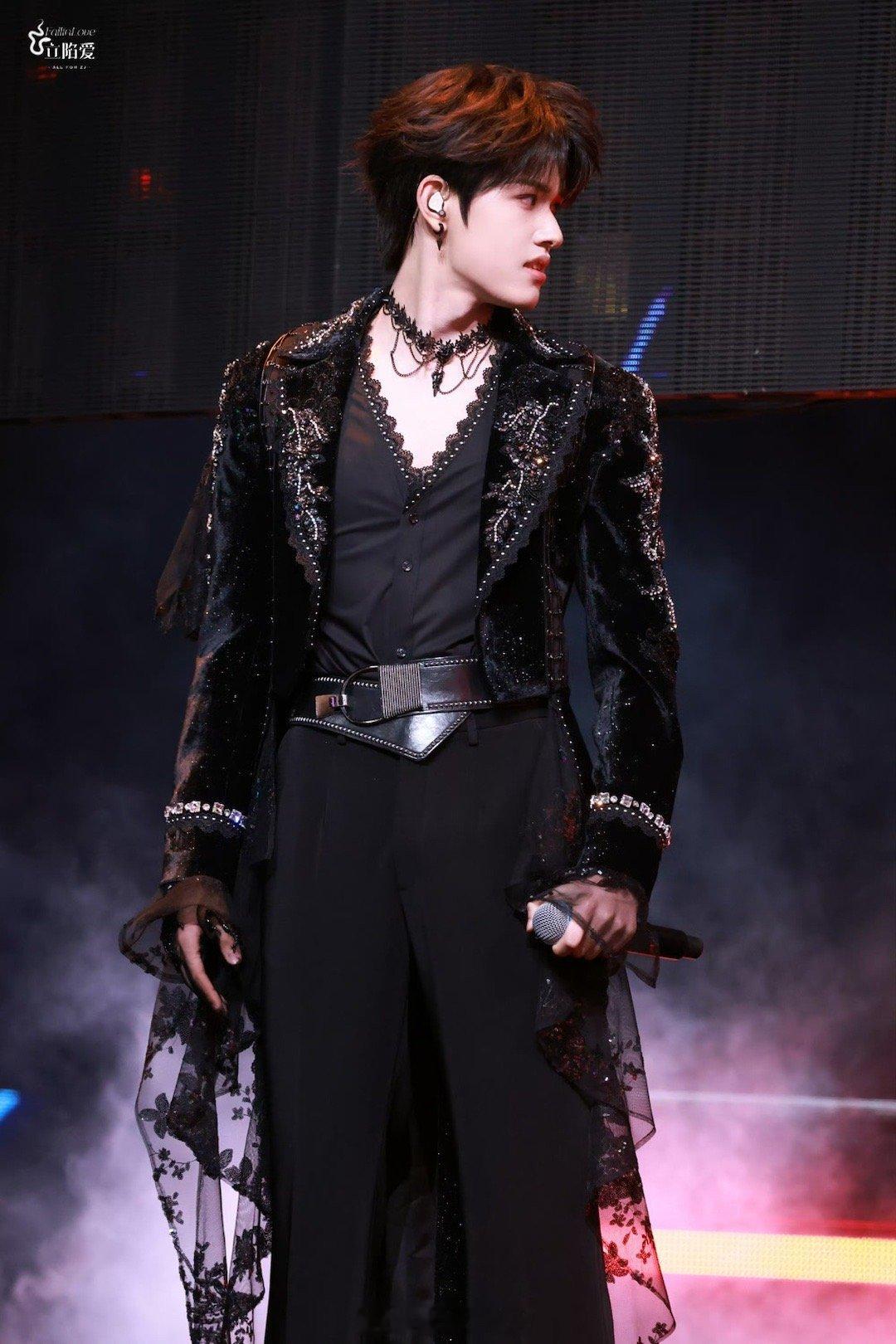 荣耀之战热心市民张极 舞台上的张极真是“温柔力量”的代言人！明明身处激烈竞赛，却