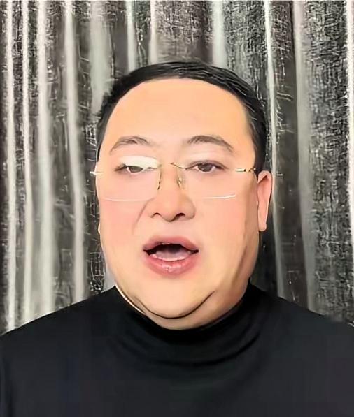 耐人寻味！
原定开庭突然延期，老杨凌晨发声，一句“伞下面的6”耐人寻味，也让不少