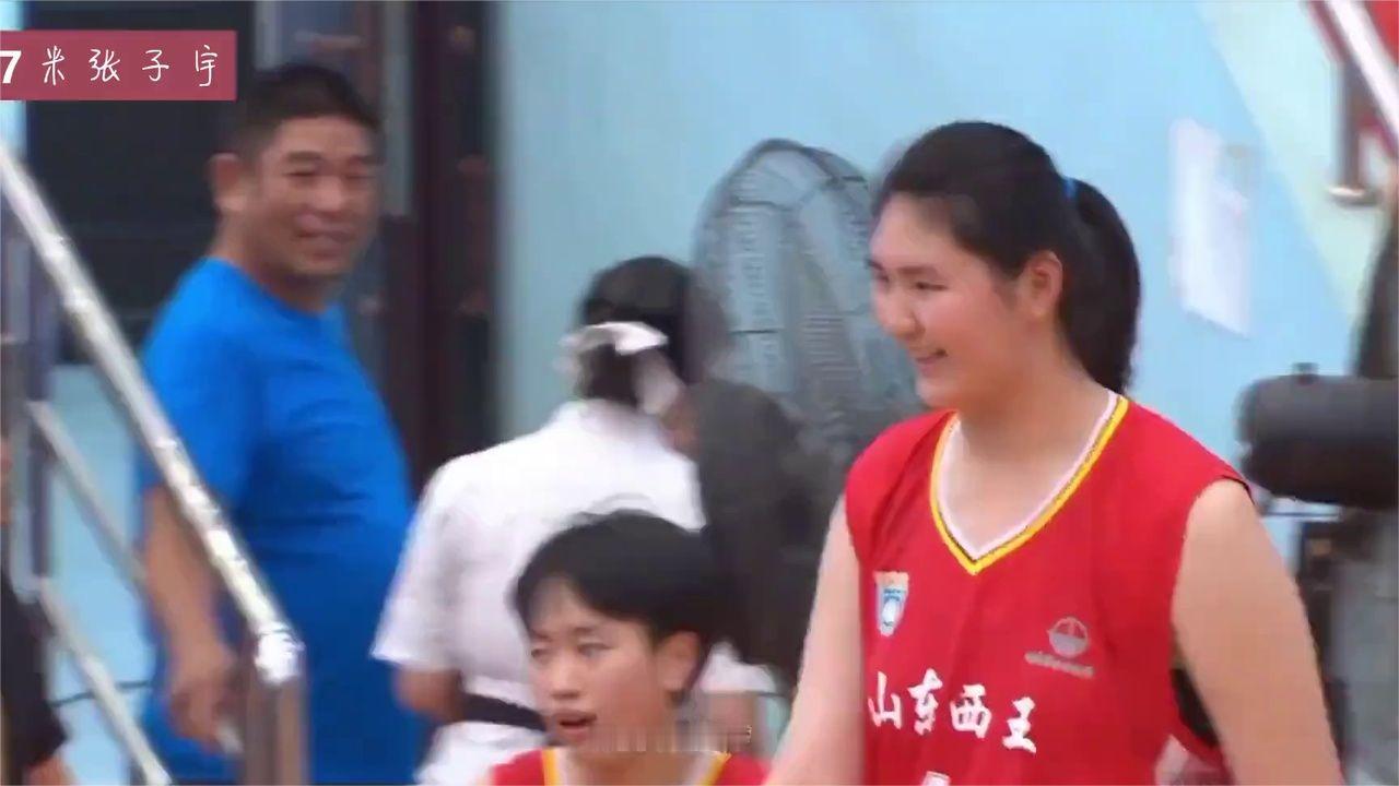 身高已达2.27米，盖帽都不用跳，比女篮主力中锋高20cm，张子宇！