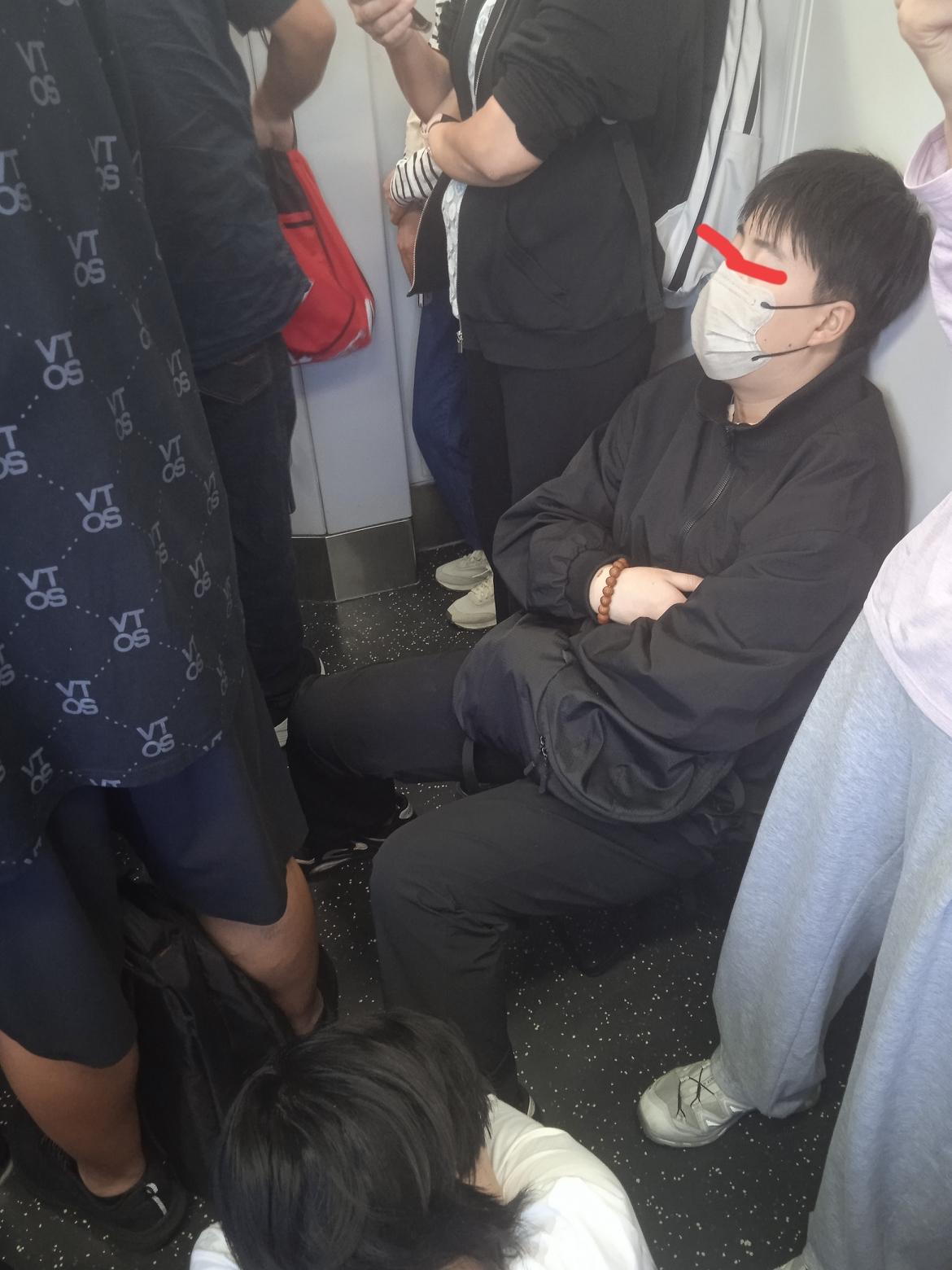 北京顺义15号线，小马扎蹲坑的NB不？一副我的地盘我做主的样子[赞][赞][赞]