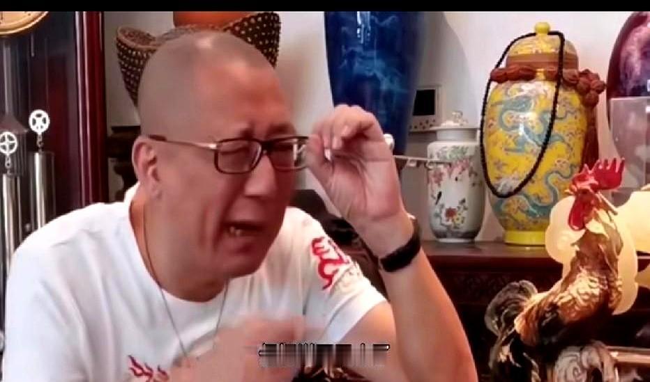 老汪直播时说过一个故事，他去京城某相声名家家里学习。
人家两口子就当着他的面商量