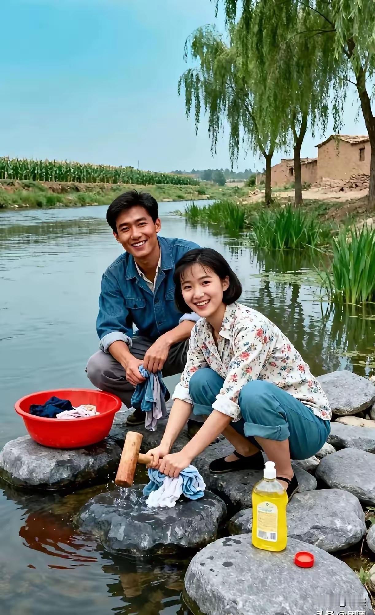 70年代的小情侣，笑的多开心，是发自内心的笑，很满足的笑！