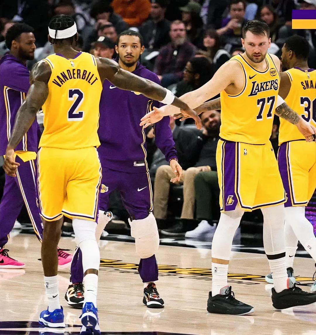 教练确实有问题，阵容更有问题
去看看掘金，二阵也随便赢球，湖人这边缺个人就输球。