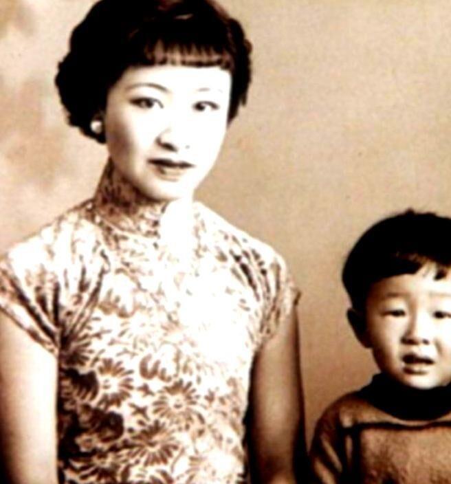 1955年，老政治家章士钊在北京菜市场遇见了一位卖烟的女子，竟然是前清朝格格韫颖