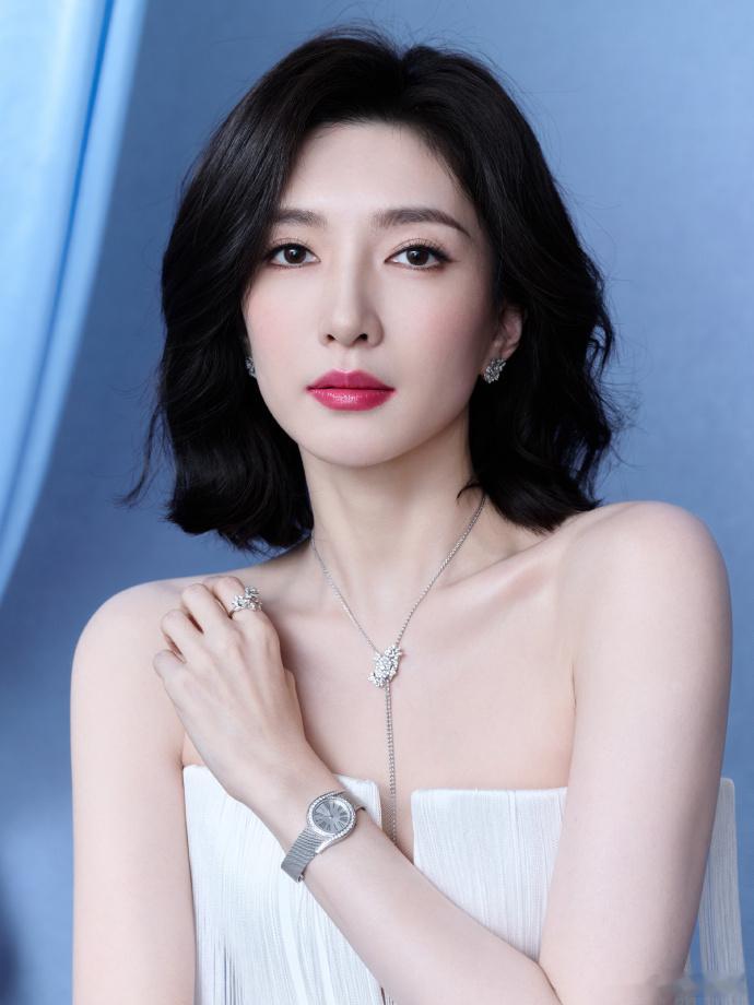 江疏影剪短发了江疏影短发好美 江疏影剪短发了！第一眼差点没认出来，清爽利落，一下