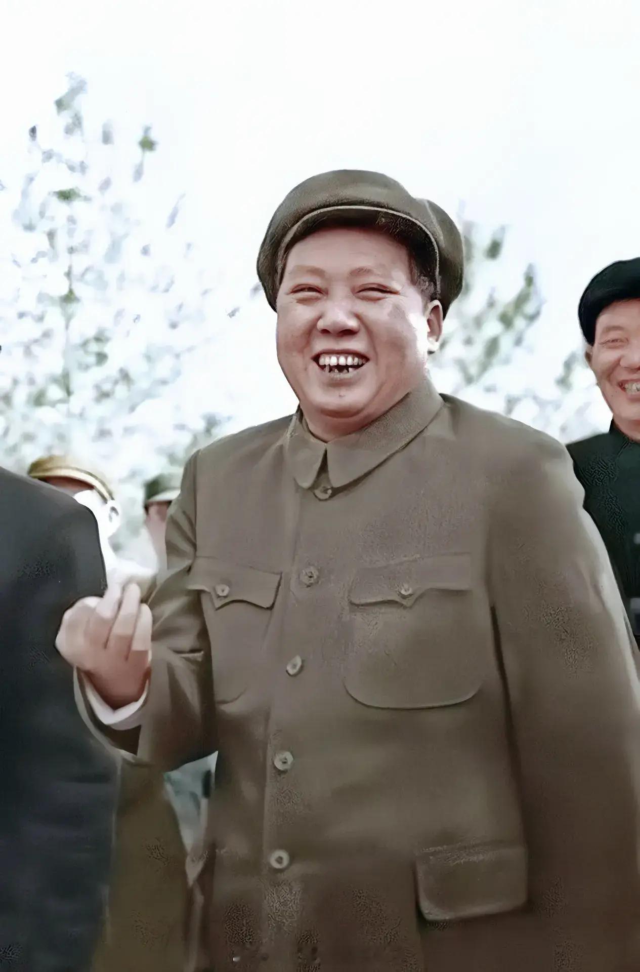 我敢说：毛主席这张五十年代的照片，绝大多数人都没见过。收藏不谢！照片中的毛主席右