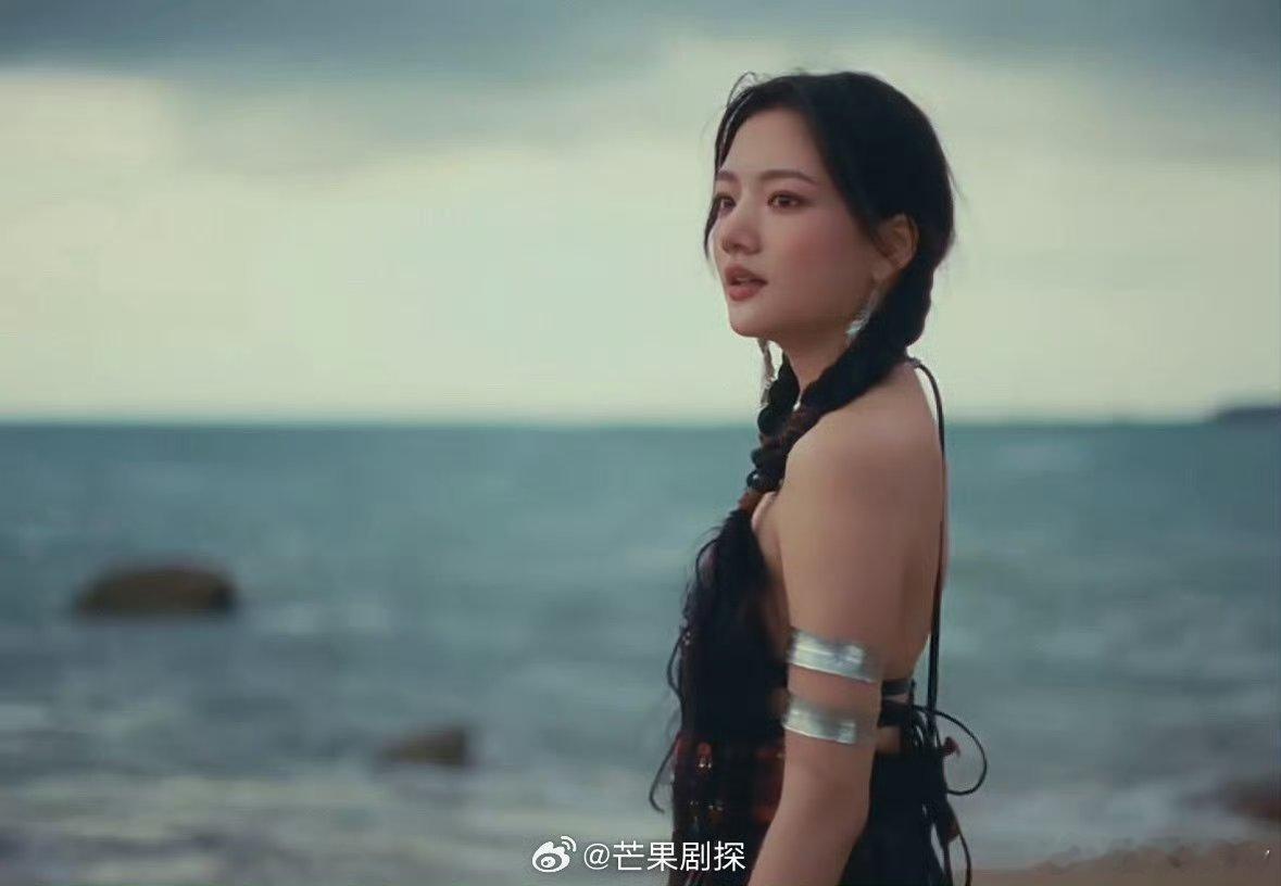 任敏身穿黎族服饰任敏黎族少女了不起的非遗·天涯共黎明时，黎族少女，好美啊 