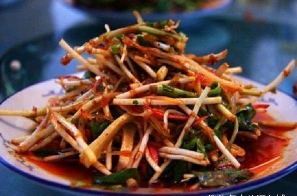 本地最懂折耳根（鱼腥草）的爱恨两极。外地人初尝，一口就生理性劝退；而在川人餐桌上