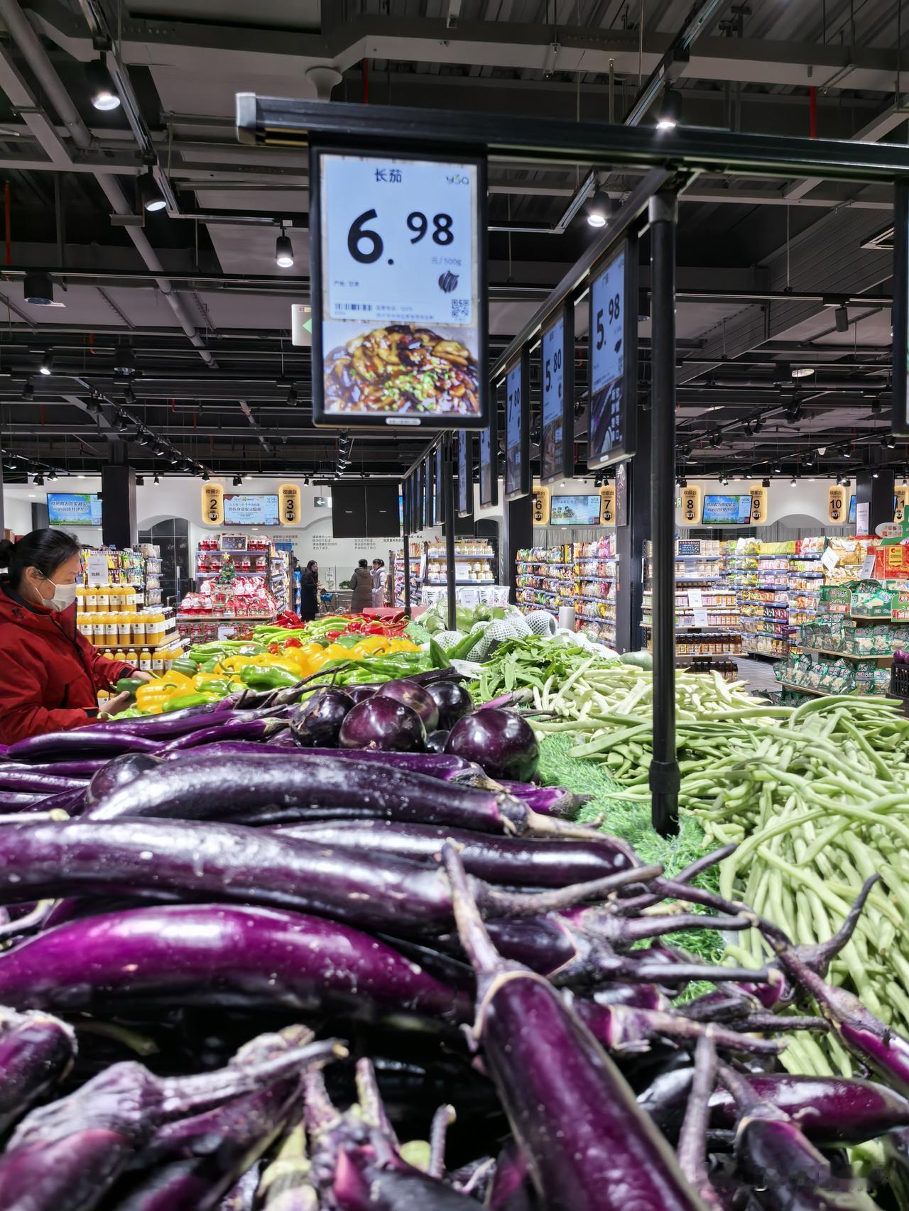今天去西宁的“一家亲”生物园店买菜，光是两板鸡蛋就花了69元，着实让人感叹。
