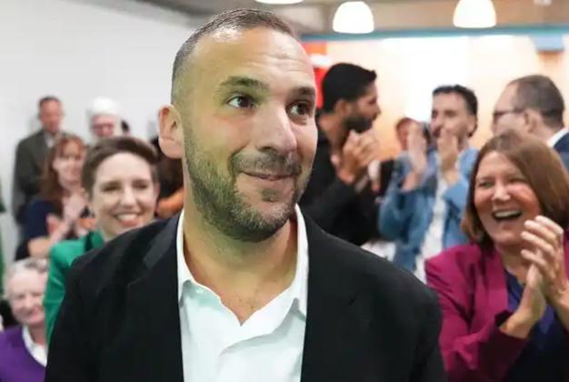 英国政坛突然变天！一个小党突然爆红，年轻人集体抛弃老牌政党？

英国最近发生的政