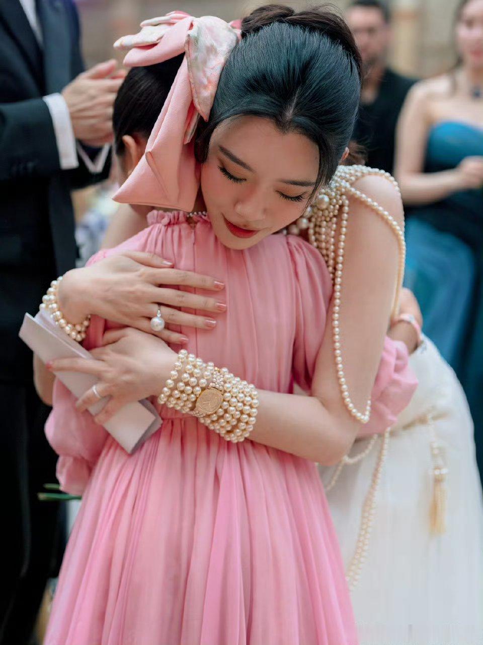 何超盈女儿在奚梦瑶婚礼上演讲何超盈女儿演讲完直接给个大大的拥抱，满眼都是宠爱。小