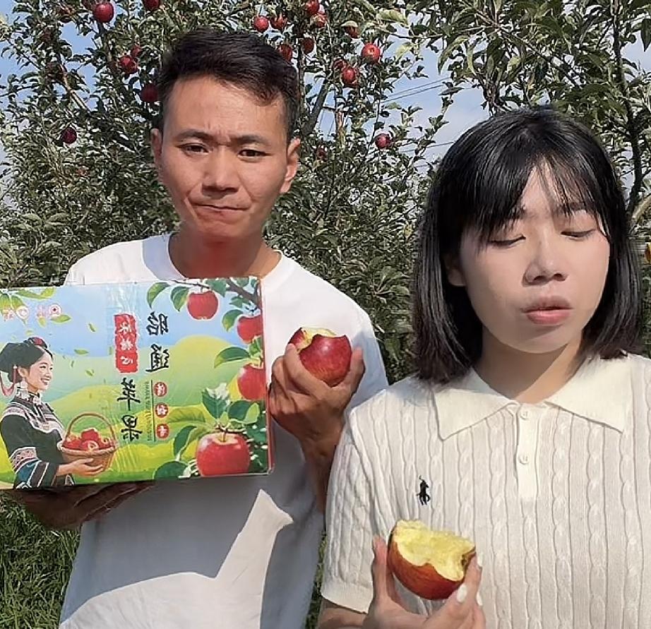 厉怀远三水今早开播卖云南昭通苹果
直播间在线人数稳定在2300人左右
直播了一个