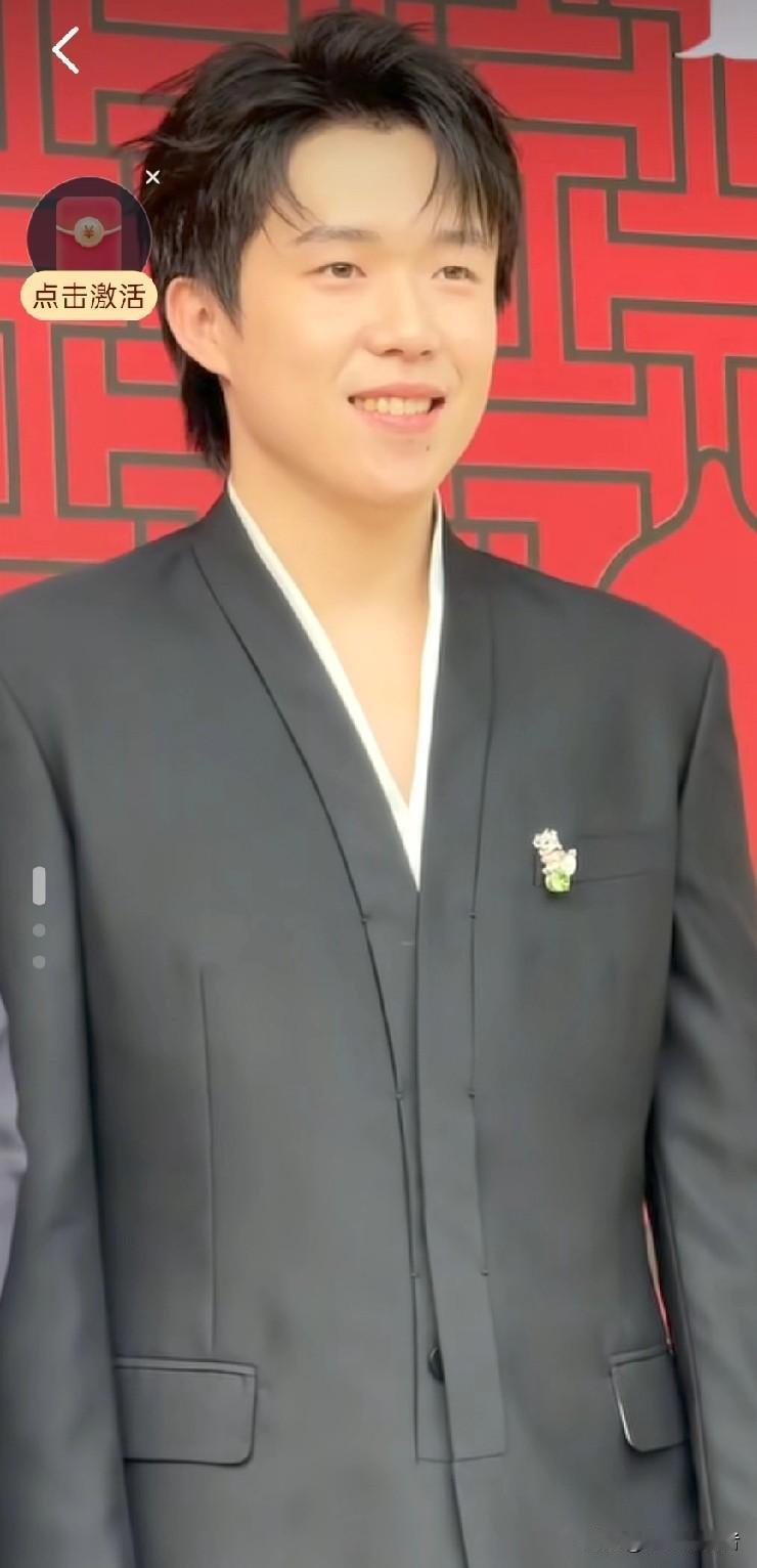 脱下乒乓战衣换上黑西装的王楚钦

整个人的气质直接从赛场的少年锋芒

切换成了矜