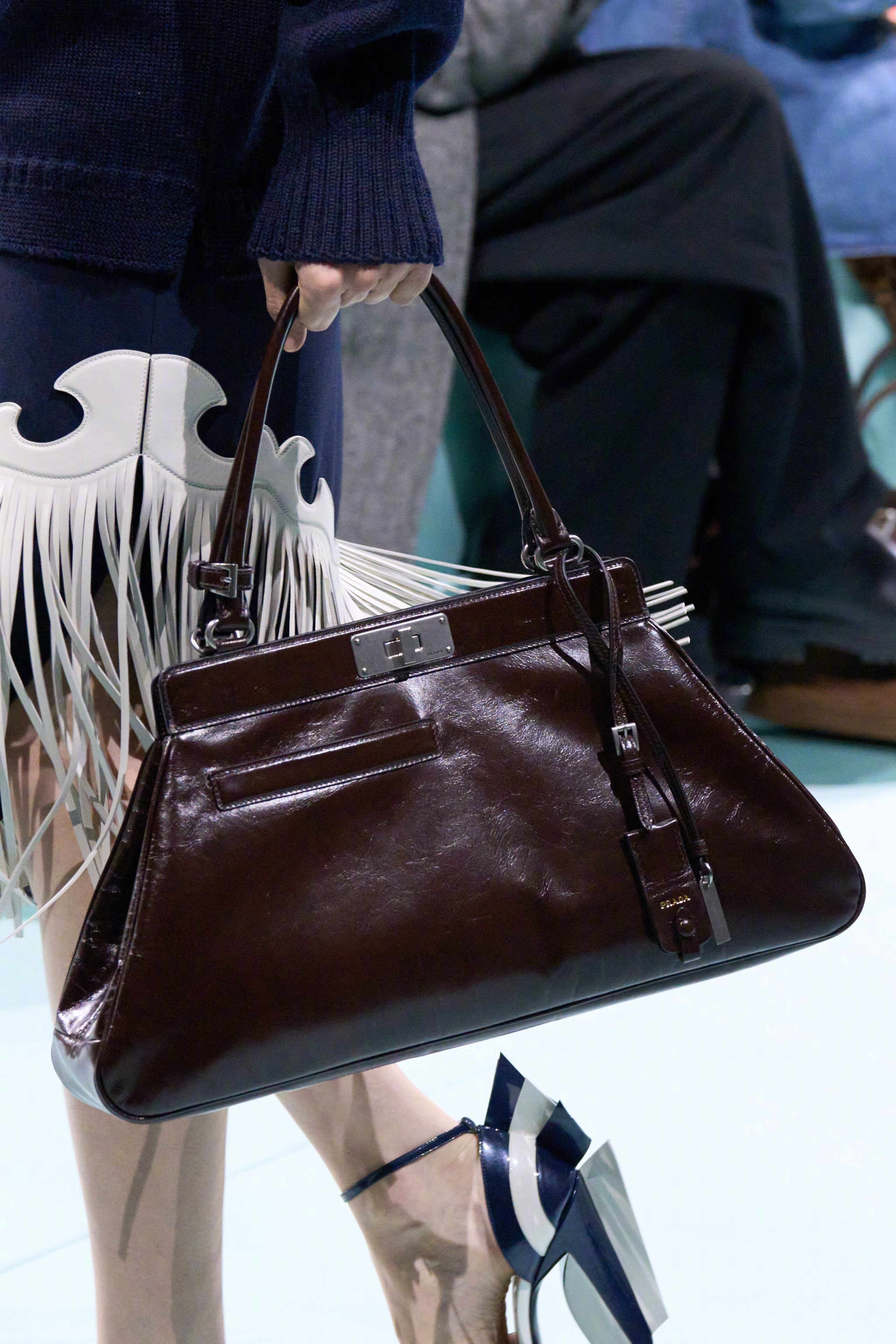 #时装周# ，Prada 2025 春夏系列发布秀——包品与鞋品细节。包品在原有