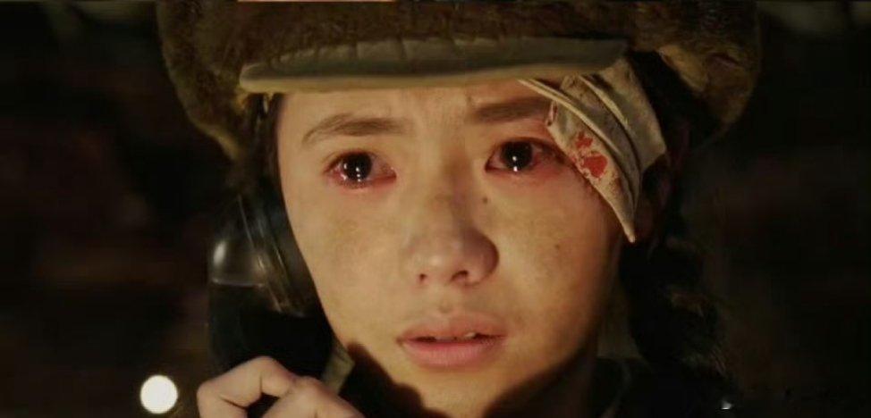 #刘浩存眼神戏#刘浩存在新剧《上甘岭》中饰演观察员杜文锦，受伤仍坚守前线，其眼神