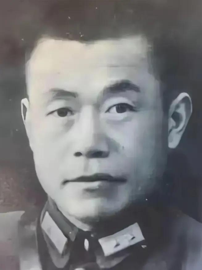 1949年，邱清泉战死后，妻子叶蕤君带着孩子逃命到福建，准备去台湾，就在上船前，